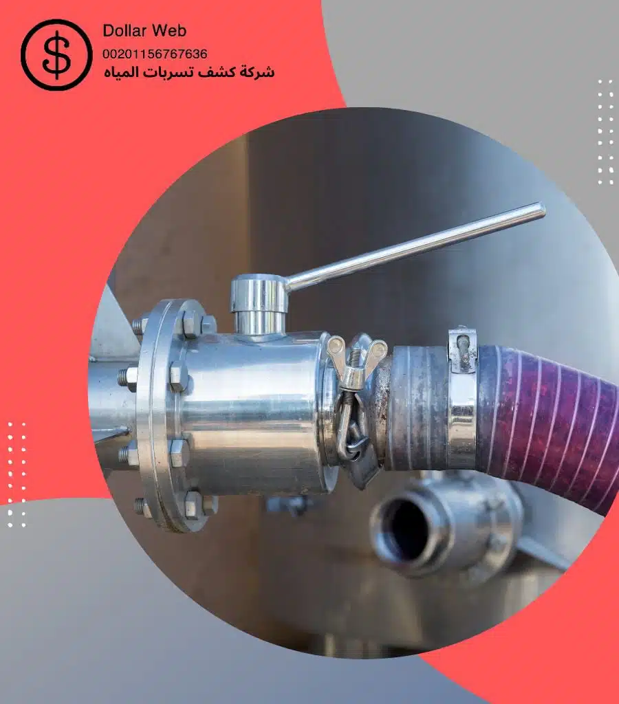 فني يشرح طريقة كشف التسربات لعميل داخل المنزل